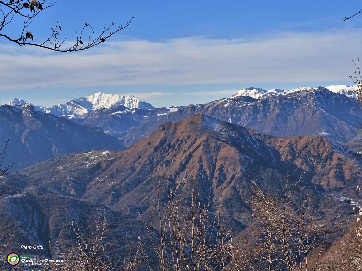 25 Dal bosco finestra aperta verso il Monte Gioco ed oltre il Grignone a sx e Cancervo-Venturosa a dx.JPG